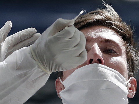 Roche: test pour détecter et différencier le Covid-19 de la grippe