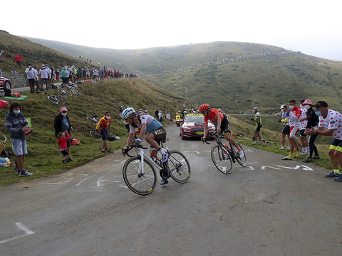 Peters s'impose en solitaire, Yates défend son maillot jaune