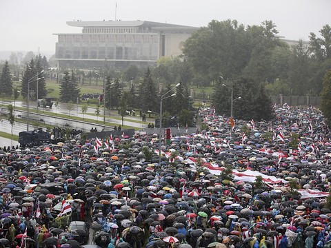 Des dizaines de milliers de manifestants à Minsk