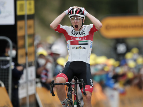 Pogacar prive Hirschi de la victoire, Roglic maillot jaune