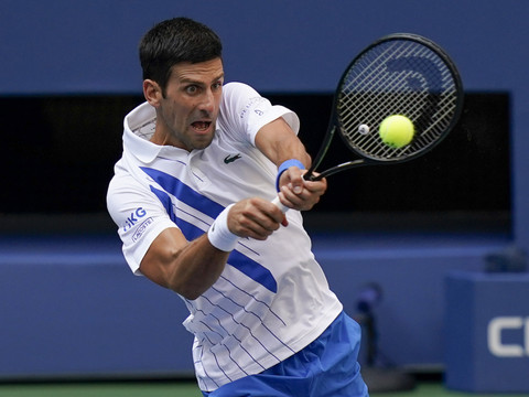 Djokovic disqualifié après un geste d'humeur!