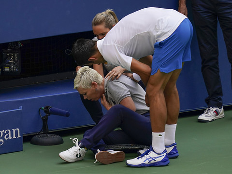 Djokovic exhorte ses fans à soutenir la juge de ligne