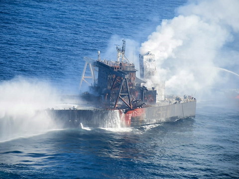 Poursuite de la lutte contre l'incendie sur un pétrolier au large du Sri Lanka