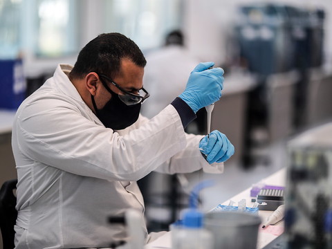 Pause d'AstraZeneca dans les essais de son vaccin contre le Covid