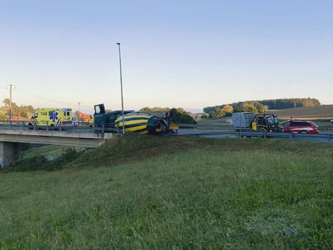 Perte de maîtrise spectaculaire pour un camion à Schmitten (FR)