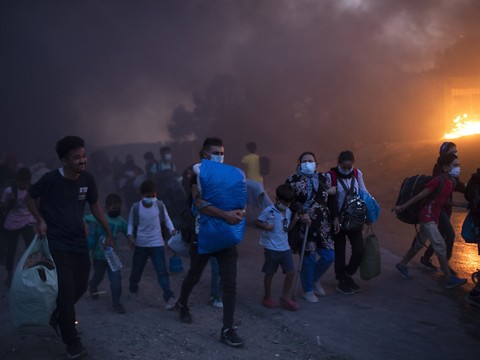 Milliers de migrants sans abri après un incendie à Lesbos