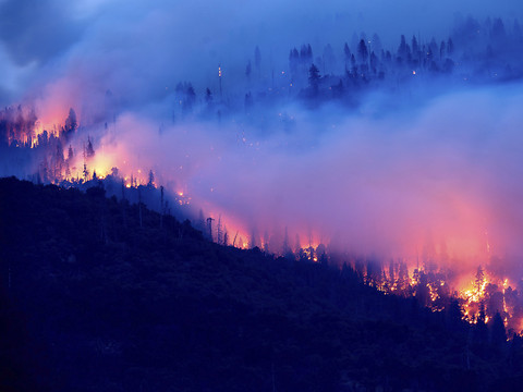 Etats-Unis: Sept morts et des milliers d'évacués dans des incendies
