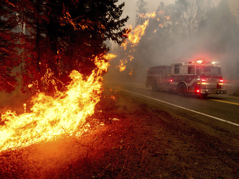 Evacuations massives face aux incendies dans l'Ouest américain