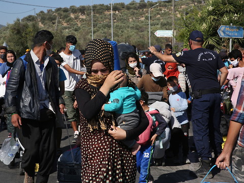 Neuf pays de l'UE et la Suisse vont accueillir 400 migrants mineurs de Moria
