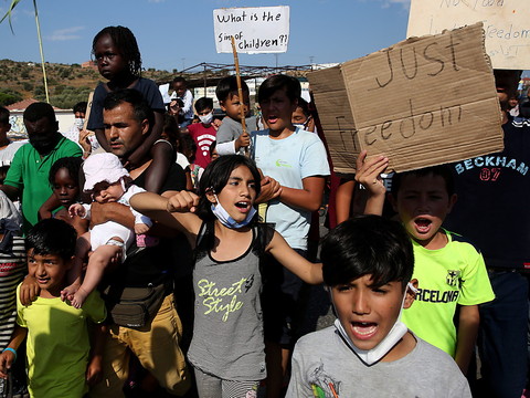 Heurts entre police et migrants à Lesbos