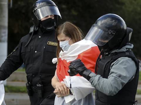 Des dizaines de milliers de manifestants à Minsk, 400 arrestations
