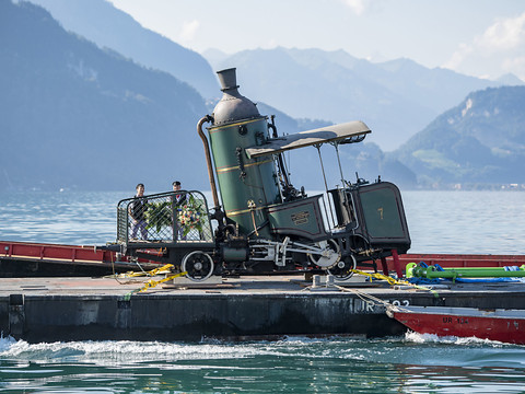 Traversée du lac des Quatre-Cantons pour une locomotive historique