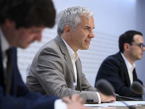 Covid-19: la task force rejette la stratégie de l'immunité collective