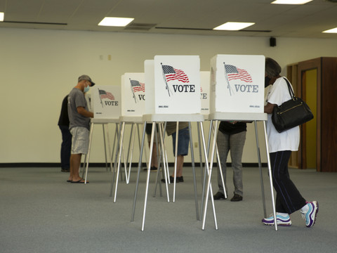 Premières foules dans les bureaux de vote américains