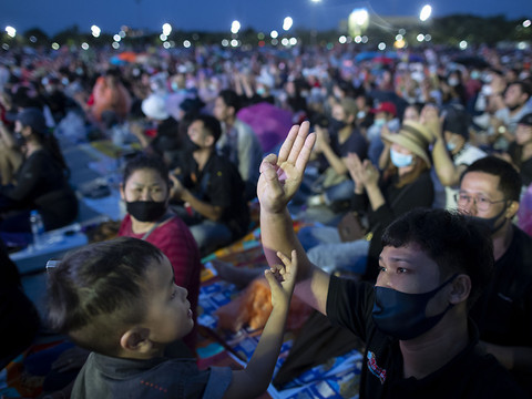 Dizaines de milliers de manifestants à Bangkok contre le gouvernement
