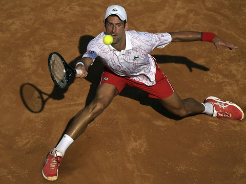 Djokovic peine pour rallier les demies