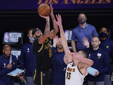 Les Lakers assomment Denver et remercient Davis