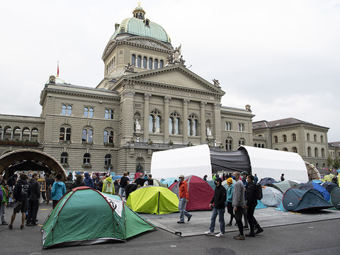Des activistes pour le climat occupent la Place fédérale