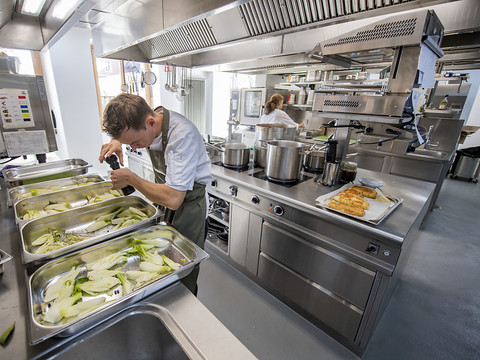 Les réservations au restaurant ont repris plus vite en Suisse
