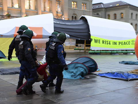 Evacuation dans le calme des militants du climat à Berne