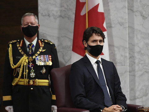 Trudeau promet un million d'emplois et sonne l'alarme