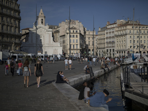 Restrictions controversées en France, masques à Munich
