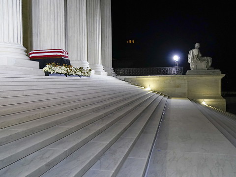 Trump se recueille devant le cercueil de Ruth Bader Ginsburg