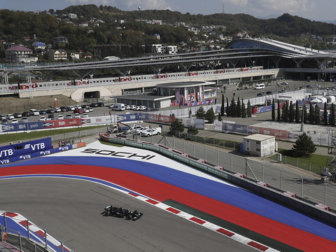 Les Mercedes dominent les premiers essais libres