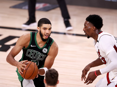 Boston refroidit le Heat et reste en course
