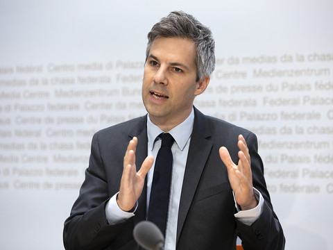Développement positif en Suisse face au Covid-19, estime Salathé