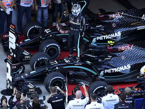 Valtteri Bottas s'impose, Hamilton pénalisé
