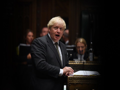 Boris Johnson s'emmêle les pinceaux sur les nouvelles restrictions