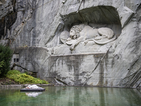 Artiste figée durant 24 heures face au Monument du lion à Lucerne