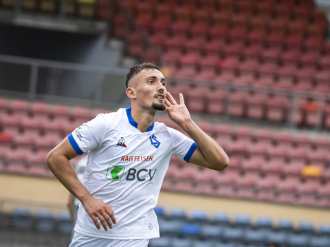 Andi Zeqiri signe en Premier League
