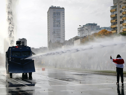 Arrestations et canon à eau contre une grande manifestation à Minsk