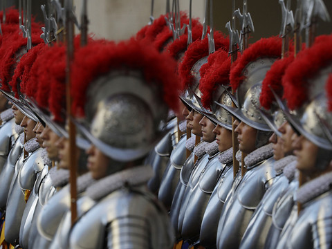 Trente-huit nouveaux gardes du pape assermentés en privé