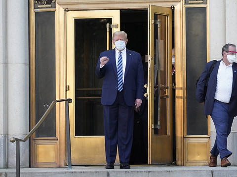 Trump quitte l'hôpital pour regagner la Maison-Blanche