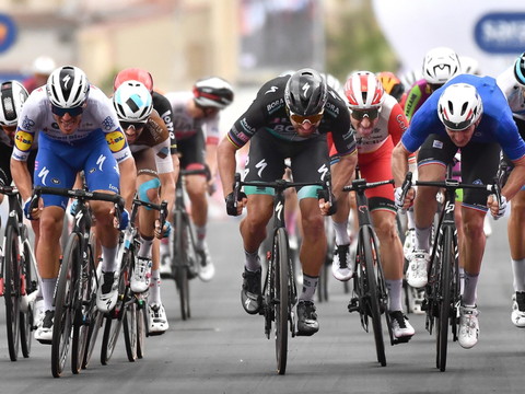 Tour d'Italie: Démare gagne la 4e étape au sprint
