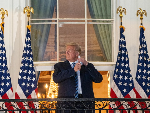 Trump minimise la menace du Covid-19, et l'hypothèse de la défaite
