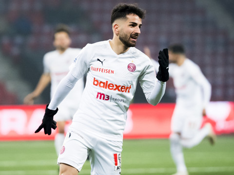 Varol Tasar file à Lucerne
