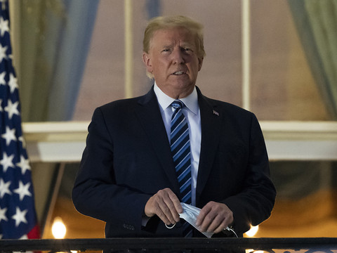 Traitement anti-Covid en voie d'autorisation, Trump dans son bureau