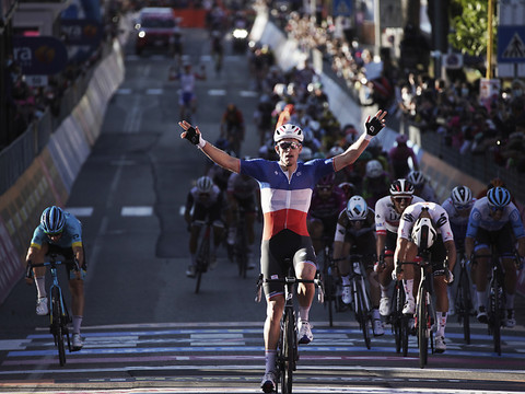 6e étape du Giro: Arnaud Démare sans rival au sprint