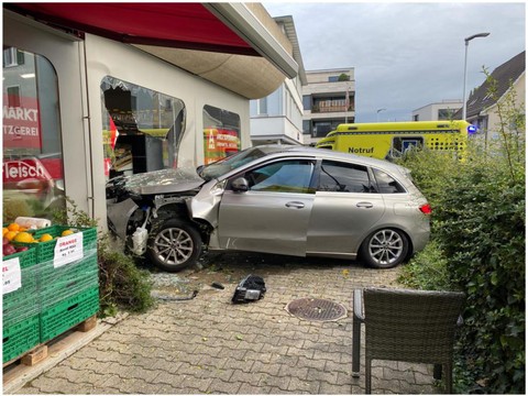 Une voiture finit dans la vitrine d'un magasin à Reinach (BL)