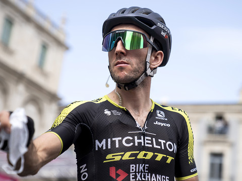 Simon Yates, premier cas positif au Covid-19, abandonne
