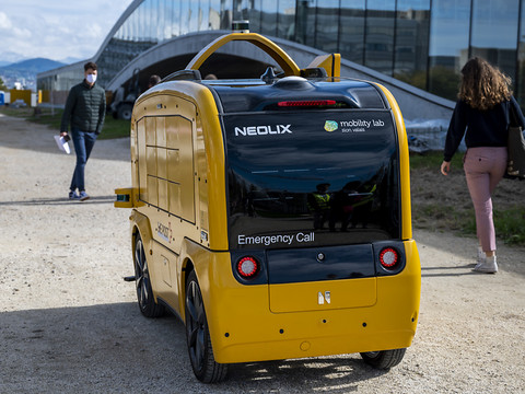 Un véhicule autonome teste la livraison de repas à l'EPFL