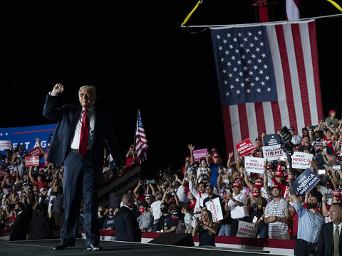 Floride: Trump retrouve les estrades de campagne 