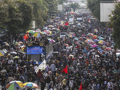 Rivalité entre manifestants pro-démocratie et royalistes à Bangkok