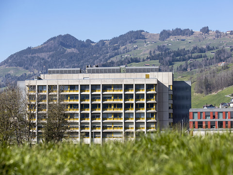 Hôpital de Schwyz rempli: appel à porter le masque dans la région