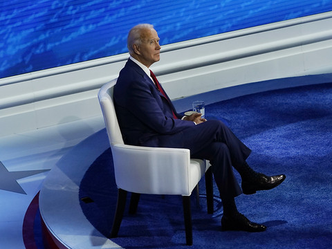 Trump et Biden: opposition de styles, affrontement sur le Covid-19
