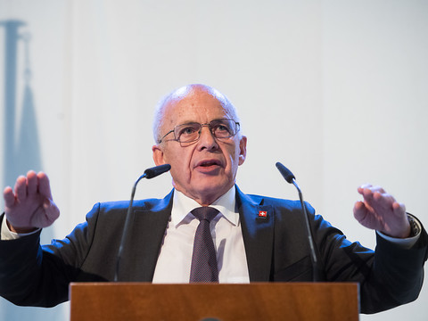 Ueli Maurer appelle à ne pas céder à l'hystérie